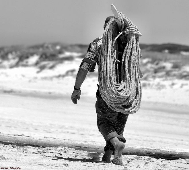 o homem, o bordão e o rolo: a areia queima