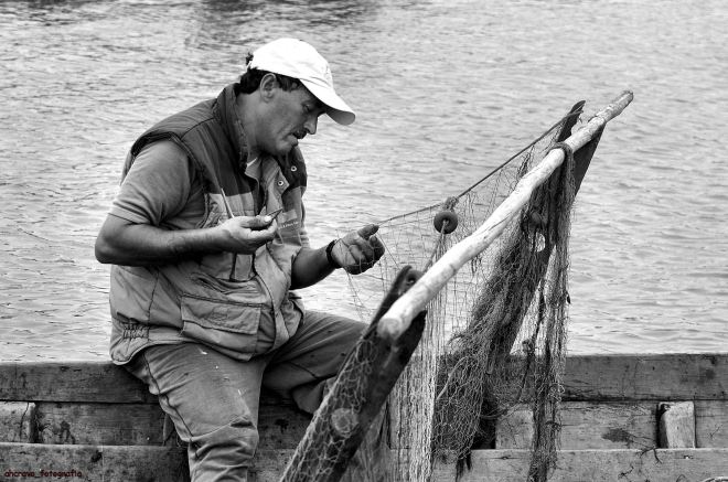 o fernando nuno a repara as redes da solheira