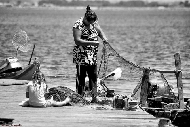 maria bastos safa a rede enquanto a filha brinca