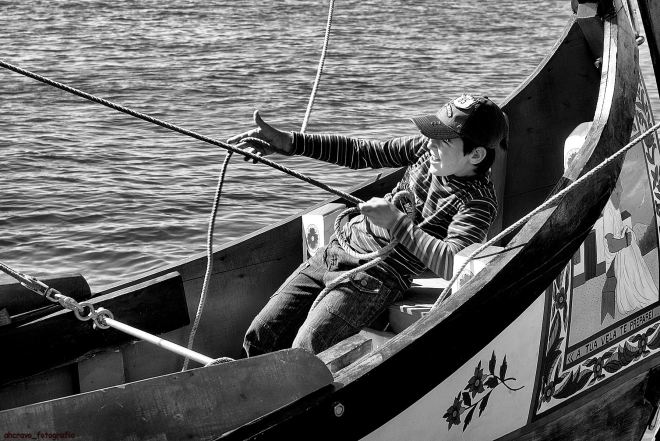 o paulo agarrrado à escota da vela do moliceiro 