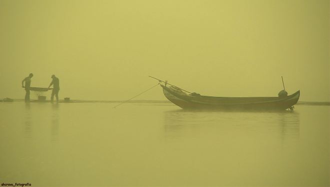 no cabeço da ria, dois homens cirandam (joeiram) ameijoa. longe de mim e eu deles