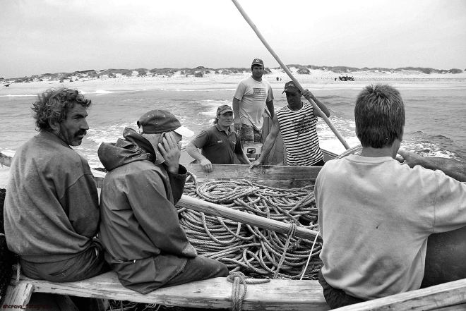 e o reçoeiro vai saindo do barco enquanto nós entramos pelo mar