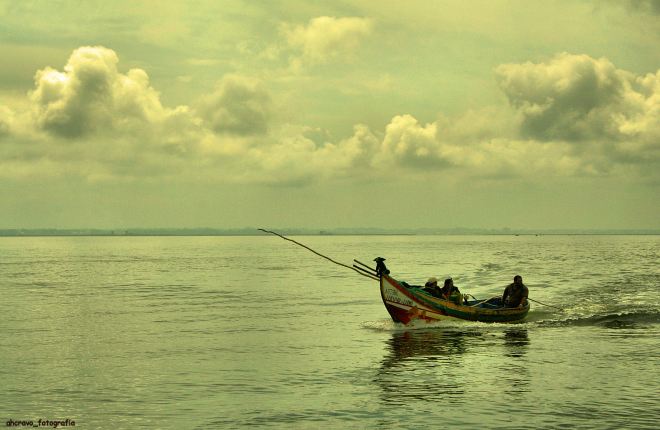 uma bateira aproxima-se enquanto me afasto