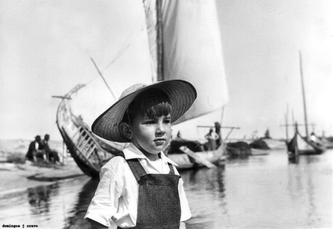 há cerca de 60 anos, no cais do bico, na murtosa, o meu pai fotografava-me com moliceiros em fundo. entendem? há cerca de 60 anos, no cais do bico, na murtosa, o meu pai fotografava-me com moliceiros em fundo. entendem?