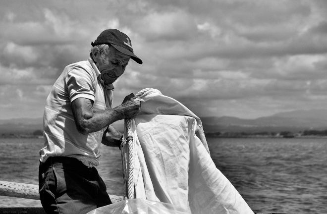 o ti zé rebeço prepara a vela do seu moliceiro. irá ganhar a regata