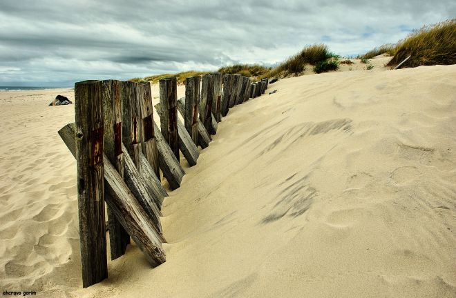 o mar ao fundo à esquerda