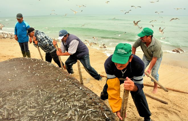 o peso e... não venha uma onda traiçoeira e leve o que o mar deu