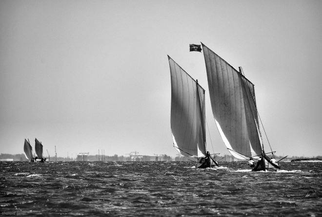 do mesmo tamanho, só a distância ilude