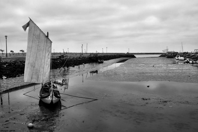 o "cristina e sara", do ti virgílio, espera pela maré para chegar ao cais.  