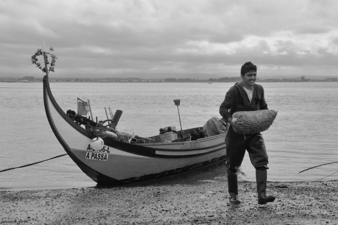 henrique brandão com um saco de 20kg de berbigão