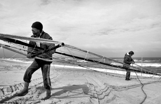 o stalone segura no calão enquanto o o horácio amarra a corda à manga